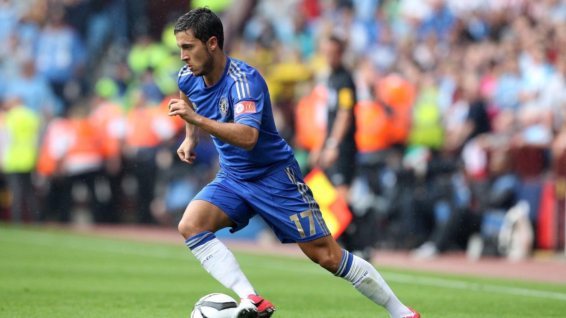 爱游戏平台-潮流与足球结合：球迷文化的新潮流，足球热潮